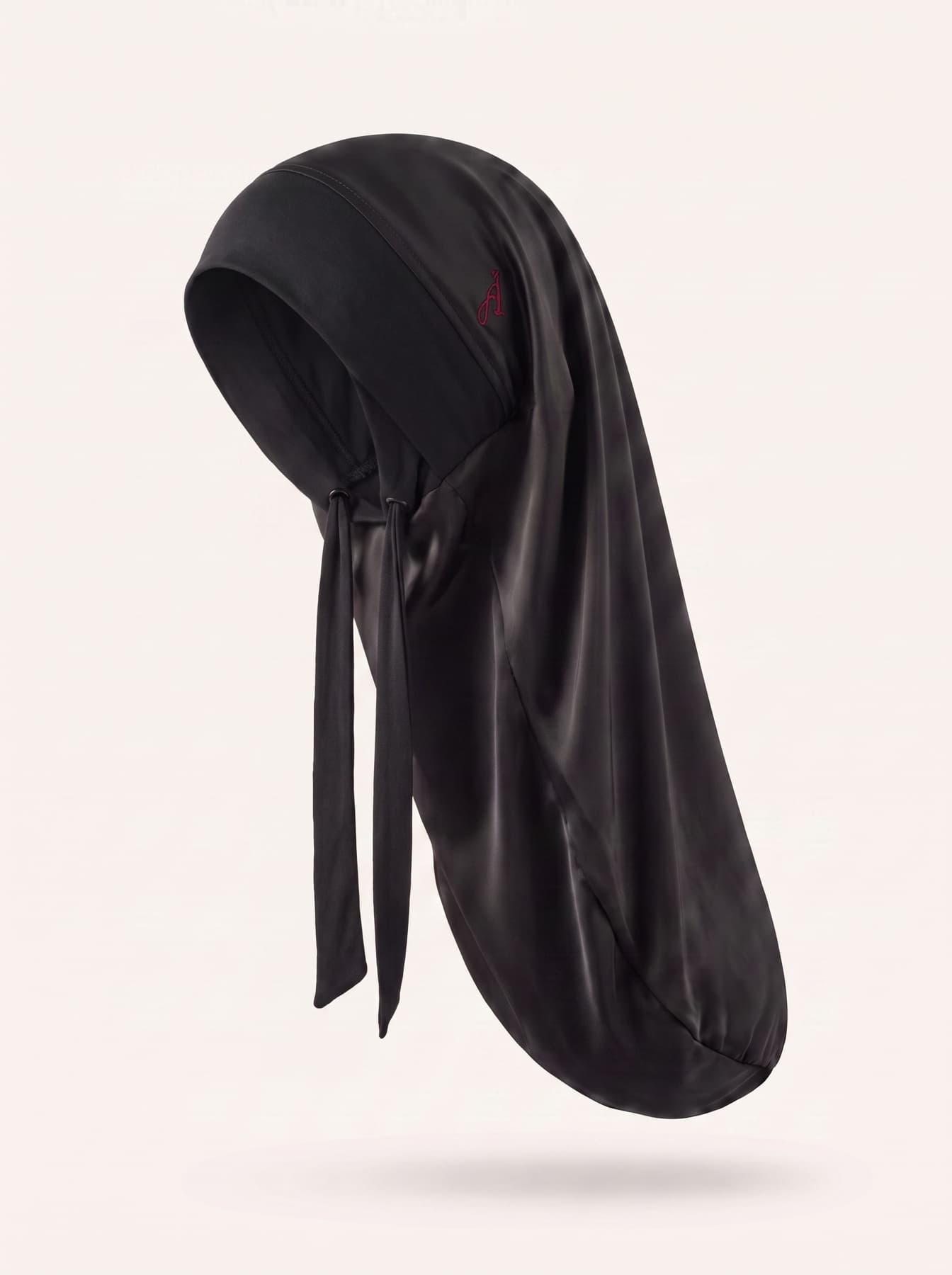Le Dessous de Voile Āriyah Onyx en studio, vue de trois quarts arrière, bande en jersey de bambou et long fourreau en soie de mûrier noire avec logo grenat brodé